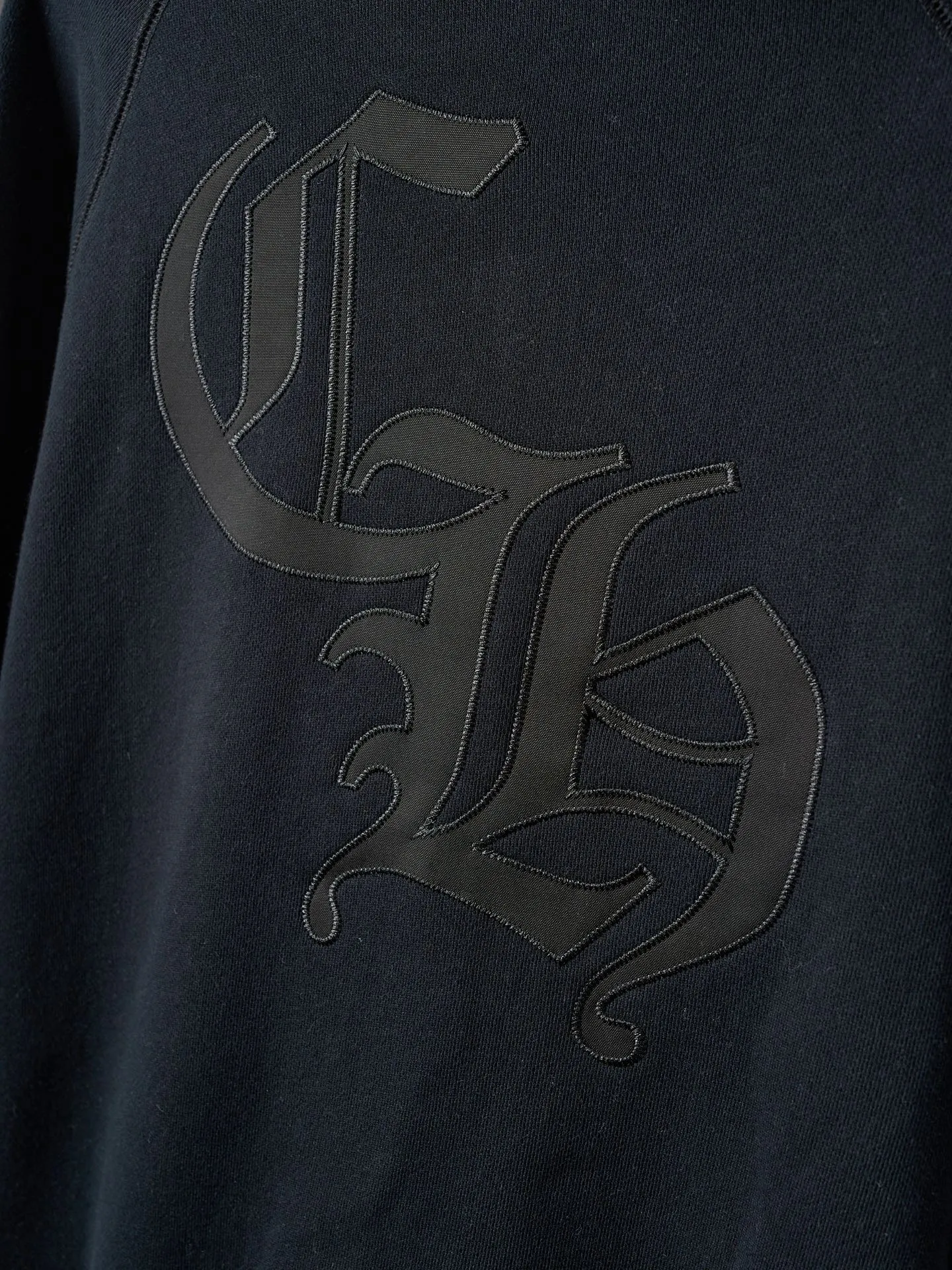 P480 Actual auction] Chrome Hearts/Ch cross logo patch embroidered hooded sweatshirt [Ready stock] S M L XL custom-made heavy fortress interwoven air cotton, full of texture, thick and solid, with classic black as the curtain, giving deep sensory luxury. With the Chrome heart cross patch embroidery decoration on the chest, it becomes the ultimate interpretation of dark gothic style. CH Gothic font is the finishing touch on the back panel, making the totem the thorn in your spirit. The logo iron plate sways slightly with the swing of the body, adding a sense of movement and vitality. It is unobtrusive but has an indescribable aura. It interprets the perfect blend of retro and luxury. It adopts imported machine appliqué embroidery technology and uses advanced computer control systems and precise mechanical components to realize the Chrome Hearts logo appliqué embroidery operation. It presents an embroidery effect with both clarity and three-dimensionality. The fabrics have been washed and have a better hand feel. They are not easy to deform, shrink or fade. Maintains long-lasting beauty with a loose fit